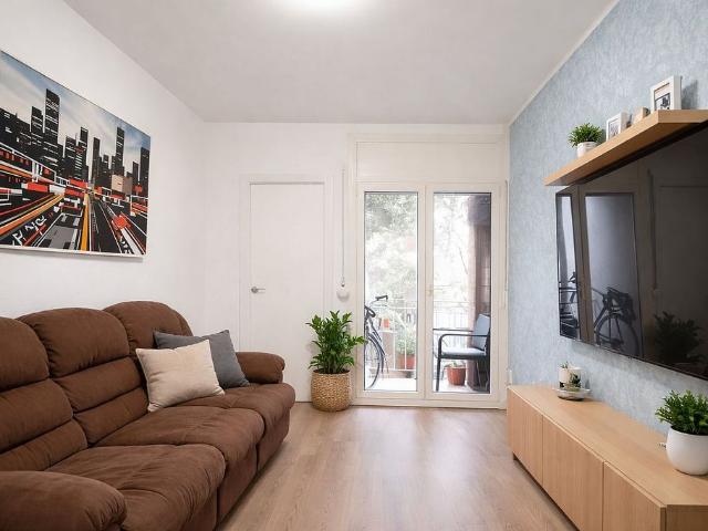 Piso en venta en calle De L'estadella, Barcelona, de 57 m² 3 habitaciones por 209.000