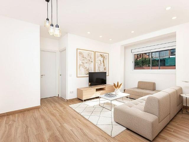 Piso en venta en calle De L'estadella, Barcelona, de 67 m² 2 habitaciones por 198.000