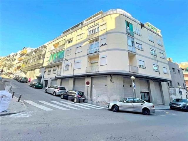 Piso en venta en calle De L'estadi, Badalona, de 60 m² 2 habitaciones por 60.000