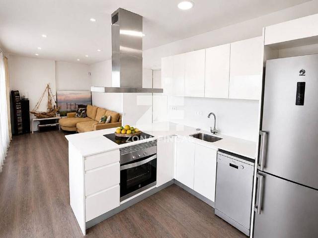 Piso en venta en calle De L'estrella, Badalona, de 75 m² 2 habitaciones por 456.000