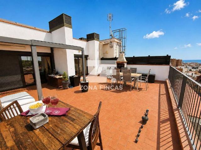 Piso en venta en calle De L'estrella, Badalona, de 124 m² 2 habitaciones por 456.000