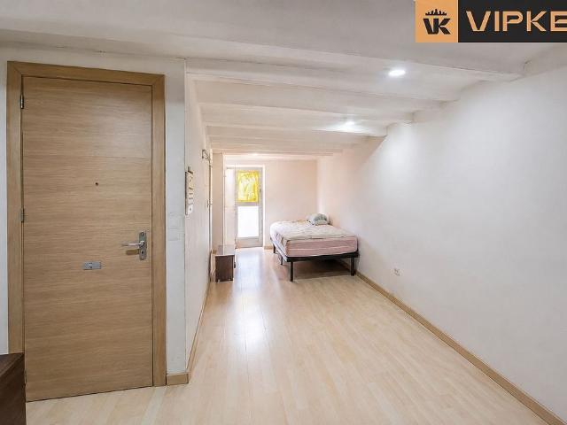 Piso en venta en calle De L'hospital, Barcelona, de 45 m² 1 habitación por 120.000