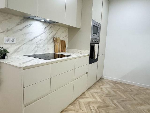 Piso en venta en calle De Lincoln, Barcelona, de 74 m² 3 habitaciones por 589.985