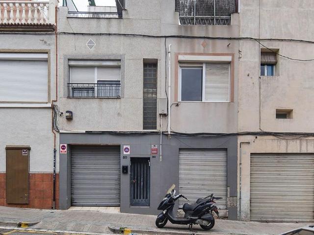 Piso en venta en calle De L'olivera de Sistrells, Badalona, de 73 m² 3 habitaciones por 152.500
