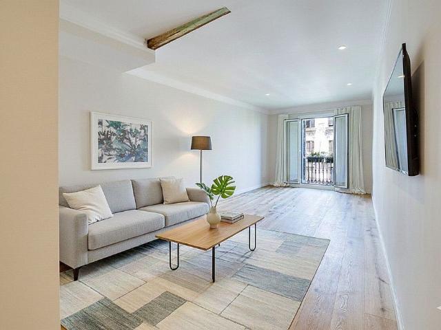Piso en venta en calle De Pau Claris, Barcelona, de 90 m² 2 habitaciones por 749.000