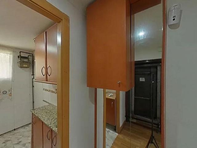 Piso en venta en calle De Perafita, Barcelona, de 61 m² 3 habitaciones por 140.000
