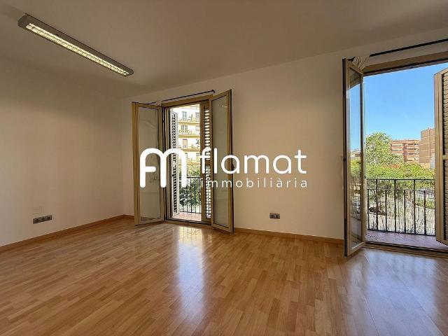Piso en venta en calle De Pi i Margall, Barcelona, de 84 m² 3 habitaciones por 498.000