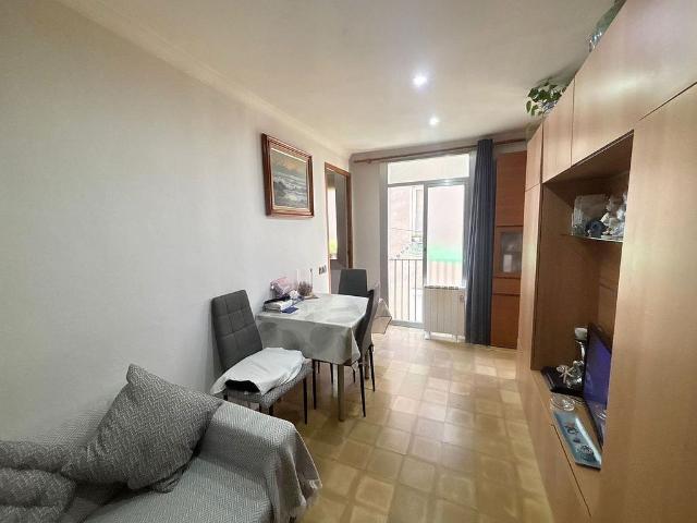 Piso en venta en calle De Picalquers, Barcelona, de 54 m² 3 habitaciones por 215.000