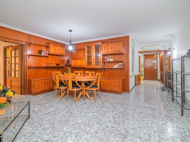 Piso en venta en calle De Pompeu Fabra, Sant Boi de Llobregat, de 100 m² 4 habitaciones por 328.000