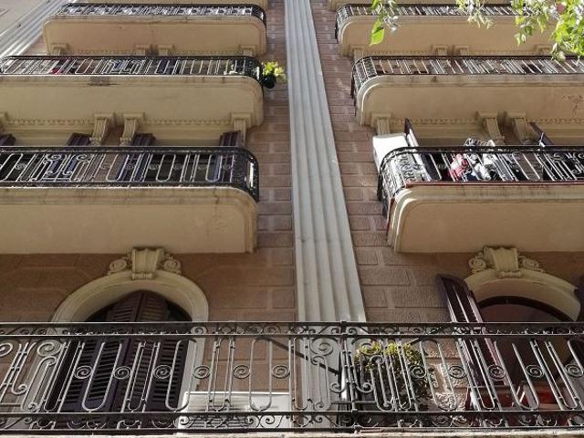 Piso en venta en calle De Provença, Barcelona, de 58 m² 3 habitaciones por 395.000