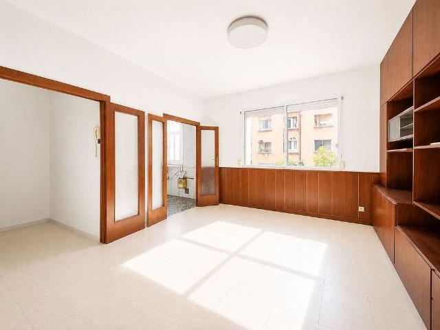 Piso en venta en calle De Provençals, Barcelona, de 60 m² 3 habitaciones por 270.000