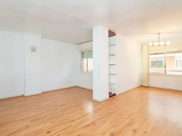 Piso en venta en calle De Quetzal, Barcelona, de 85 m² 4 habitaciones por 365.000