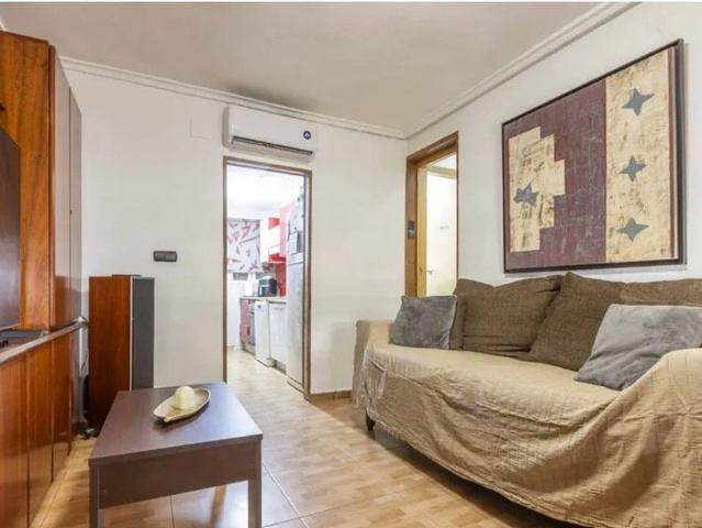 Piso en venta en calle De Ricart, Barcelona, de 52 m² 3 habitaciones por 275.000