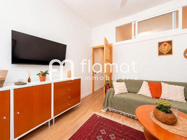 Piso en venta en calle De Rocafort, Barcelona, de 42 m² 1 habitación por 269.000
