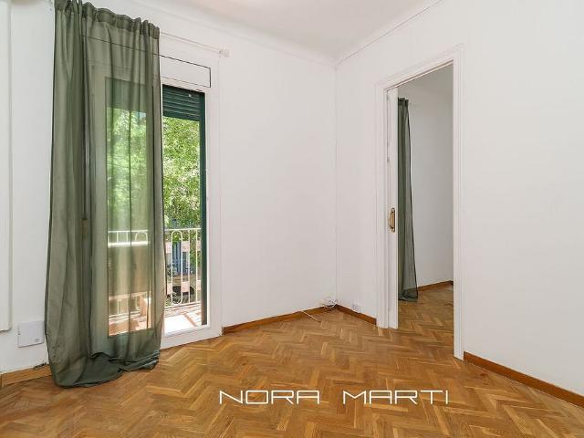 Piso en venta en calle De Rocafort, Barcelona, de 54 m² 3 habitaciones por 360.000