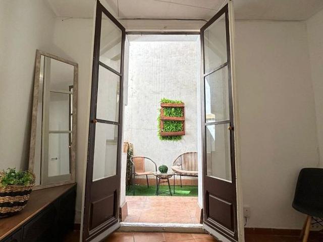 Piso en venta en calle De Rocafort, Barcelona, de 58 m² 2 habitaciones por 295.000
