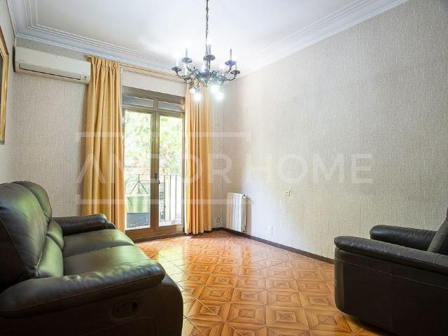 Piso en venta en calle De Rocafort, Barcelona, de 74 m² 3 habitaciones por 385.000