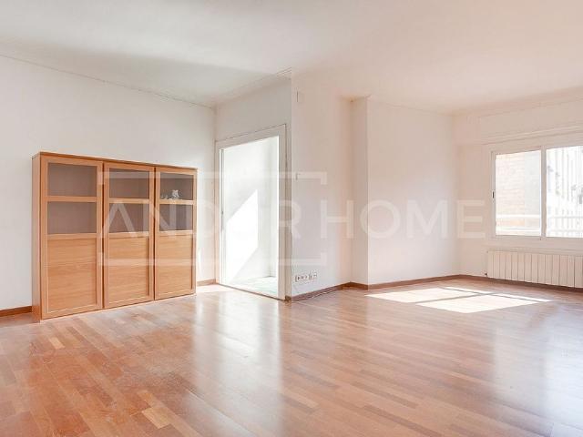 Piso en venta en calle De Rocafort, Barcelona, de 78 m² 3 habitaciones por 419.000