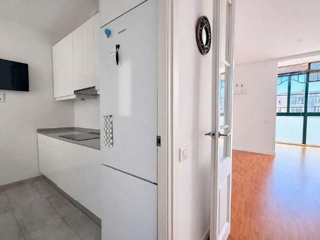 Piso en venta en calle De Rocafort, Barcelona, de 80 m² 3 habitaciones por 480.000