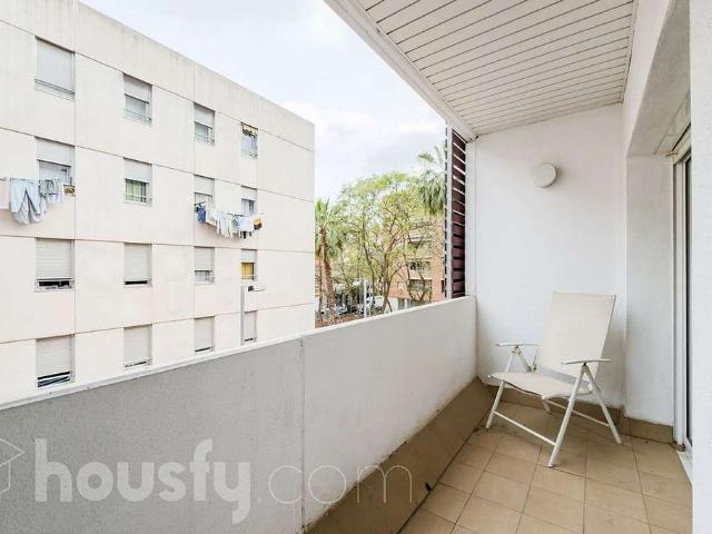 Piso en venta en calle De Robert Robert, Barcelona, de 75 m² 2 habitaciones por 260.000