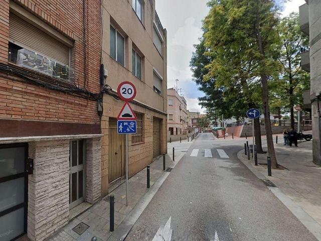 Piso en venta en calle De Roma, Santa Coloma de Gramanet, de 81 m² 3 habitaciones por 129.473