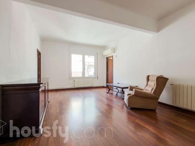 Piso en venta en calle De Rosalia de Castro, Barcelona, de 132 m² 6 habitaciones por 535.000