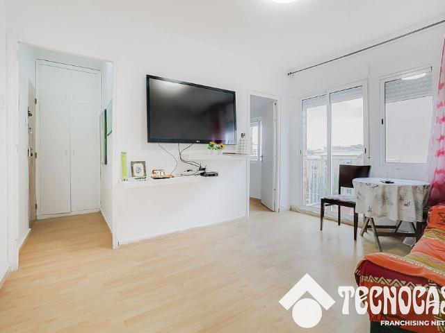 Piso en venta en calle De Sant Crispí, Terrassa, de 78 m² 4 habitaciones por 104.900