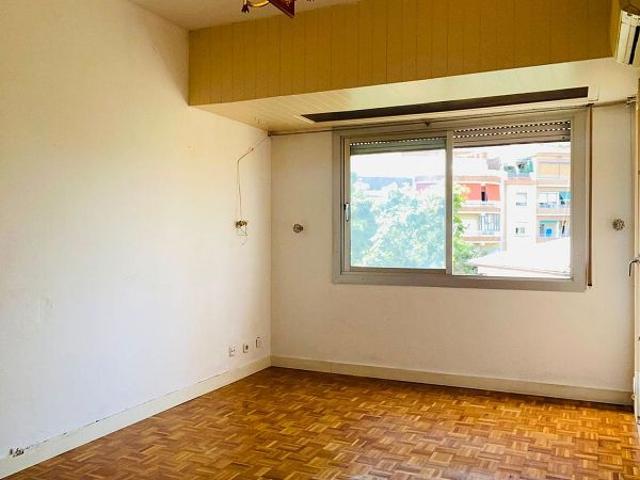 Piso en venta en calle De Sant Antoni Maria Claret, Barcelona, de 76 m² 4 habitaciones por 350.000