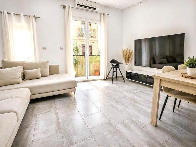 Piso en venta en calle De Sant Antoni Abat, Barcelona, de 66 m² 2 habitaciones por 315.000