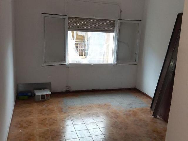 Piso en venta en calle De Sant Andreu, Santa Coloma de Gramanet, de 52 m² 2 habitaciones por 150.000