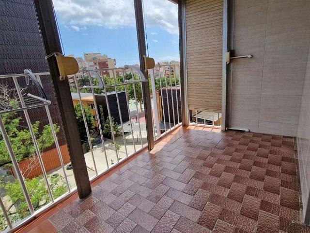 Piso en venta en calle De Sant Adrià, Barcelona, de 65 m² 3 habitaciones por 315.000