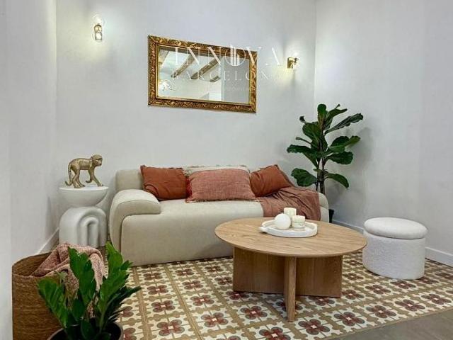 Piso en venta en calle De Sant Gil, Barcelona, de 50 m² 1 habitación por 219.500