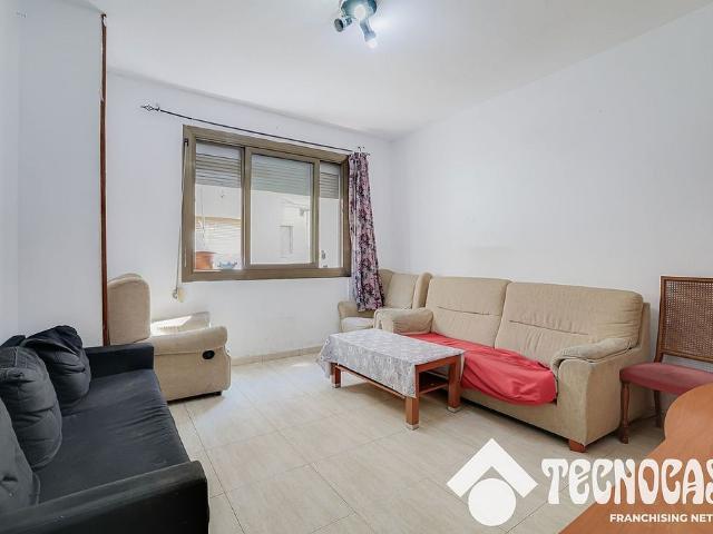 Piso en venta en calle De Sant Iscle, Barcelona, de 60 m² 3 habitaciones por 275.000