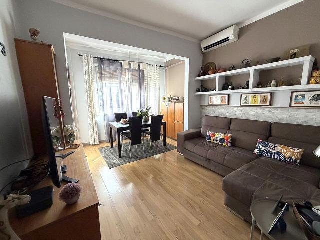Piso en venta en calle De Sant Joan de Malta, Barcelona, de 57 m² 3 habitaciones por 300.000