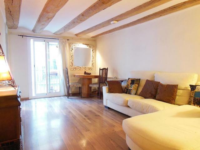 Piso en venta en calle De Sant Jacint, Barcelona, de 68 m² 2 habitaciones por 325.000