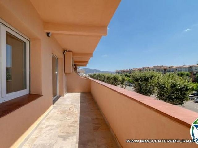 Piso en venta en calle De Sant Morí, Castelló d´Empúries, de 70 m² 2 habitaciones por 249.000
