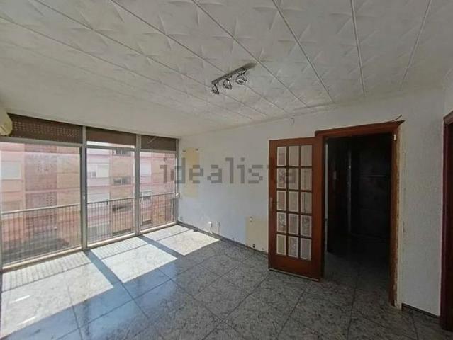 Piso en venta en calle De Sant Mateu, Badalona, de 55 m² 3 habitaciones por 199.000