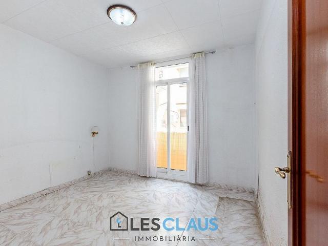 Piso en venta en calle De Sant Medir, Barcelona, de 56 m² 3 habitaciones por 249.000