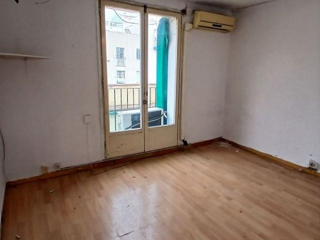 Piso en venta en calle De Sant Pacià, Barcelona, de 57 m² 4 habitaciones por 140.000