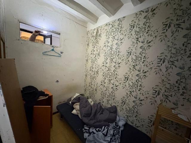 Piso en venta en calle De Sant Pere Mitjà, Barcelona, de 60 m² 4 habitaciones por 189.000