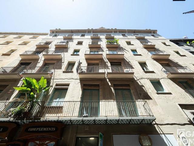 Piso en venta en calle De Santa Anna, Barcelona, de 49 m² 3 habitaciones por 259.000