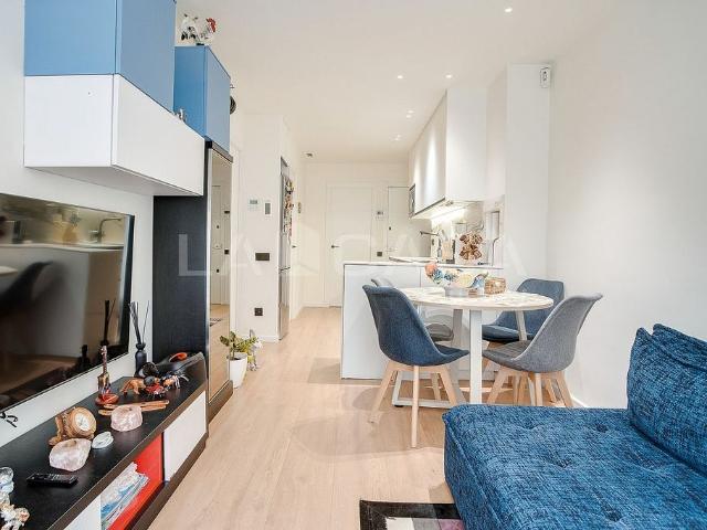 Piso en venta en calle De Santa Caterina, Barcelona, de 53 m² 3 habitaciones por 350.000