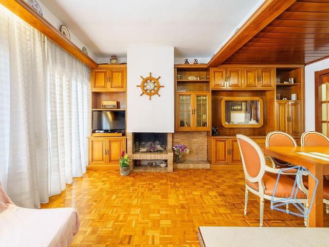 Piso en venta en calle De Santa Teresa, Gavà, de 95 m² 4 habitaciones por 322.000