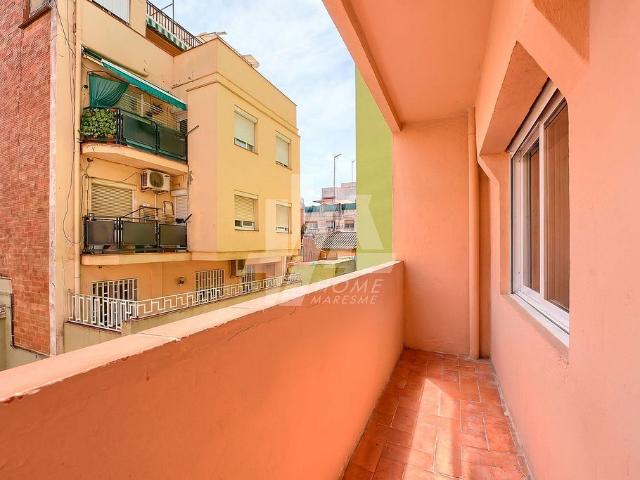 Piso en venta en calle De Santiago, Badalona, de 65 m² 3 habitaciones por 199.000