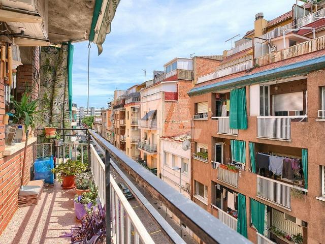 Piso en venta en calle De Santiago, Badalona, de 75 m² 3 habitaciones por 249.000