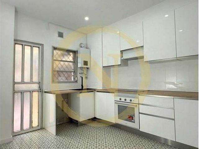 Piso en venta en calle De Sardenya, Barcelona, de 70 m² 3 habitaciones por 455.000