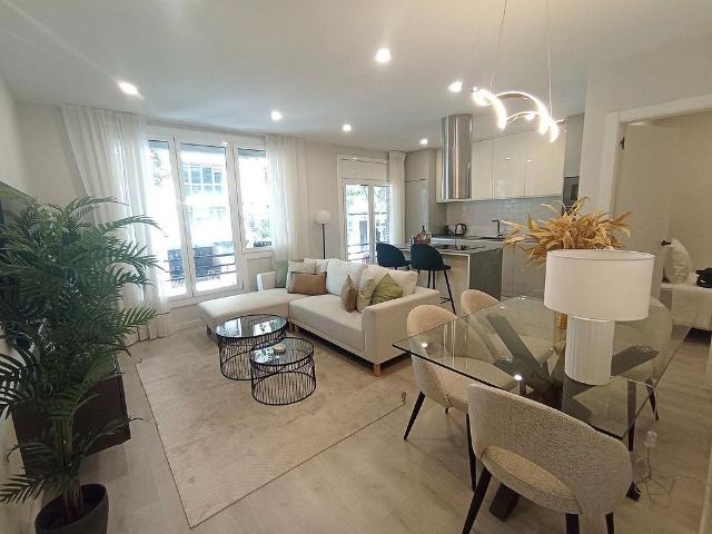 Piso en venta en calle De Sardenya, Barcelona, de 72 m² 3 habitaciones por 530.000