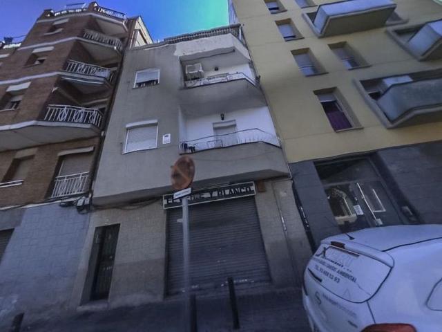 Piso en venta en calle De Saturn, Badalona, de 58 m² 3 habitaciones por 72.600