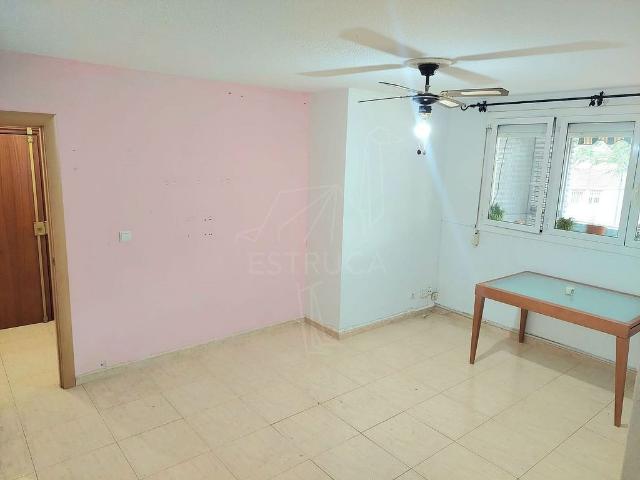 Piso en venta en calle De Segòvia, Badia del Vallès, de 70 m² 3 habitaciones por 217.000