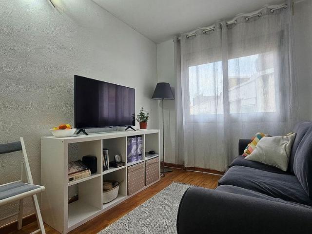 Piso en venta en calle De Segimon, Barcelona, de 55 m² 3 habitaciones por 189.000